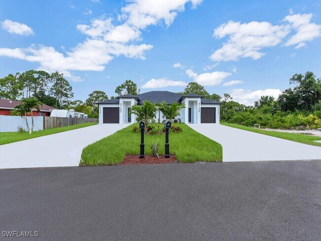 4738-4740 Douglas Ln in Lehigh Acres, FL - Foto de edificio - Building Photo