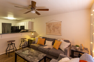 Dillon Park Student Apartments in Edmond, OK - Building Photo - Interior Photo