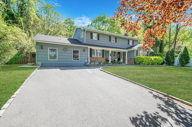 2 Harbor Cir in Centerport, NY - Building Photo - Building Photo