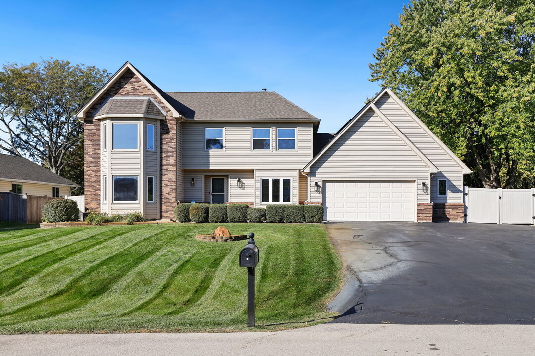 10S558 Curtis Ln in Naperville, IL - Building Photo