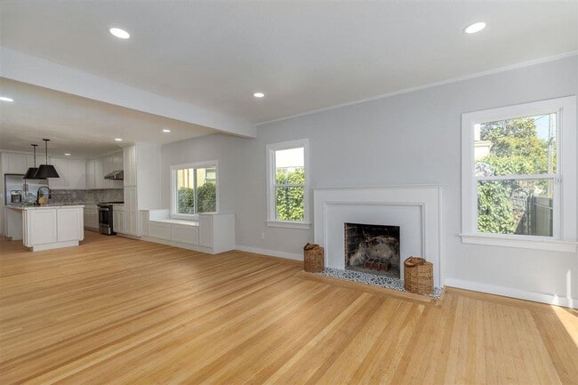 330 Broadmoor Blvd in San Leandro, CA - Building Photo - Building Photo