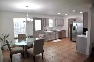 1977 W Deane St in Fayetteville, AR - Building Photo - Building Photo