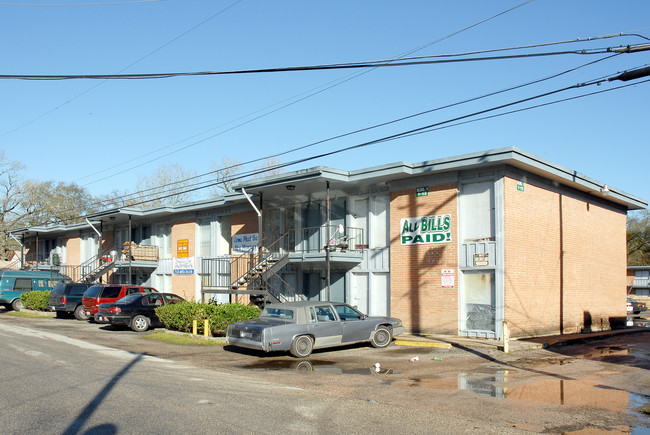 Whispering Oaks Apartments in Houston, TX - Building Photo - Building Photo