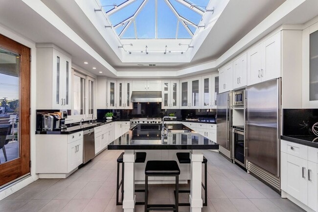 8827 Evanview Dr in Los Angeles, CA - Building Photo - Building Photo