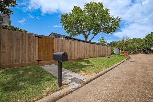 1014 Fleetwood Pl Dr in Houston, TX - Building Photo - Building Photo