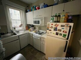 1665 Commonwealth Ave, Unit 4 in Boston, MA - Building Photo