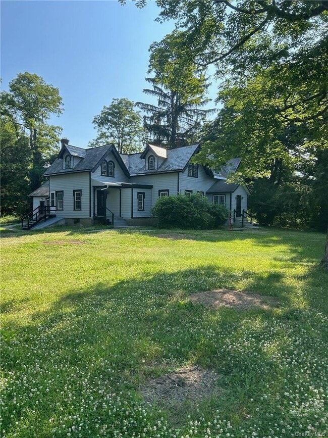165 S Cross Rd in Staatsburg, NY - Foto de edificio - Building Photo