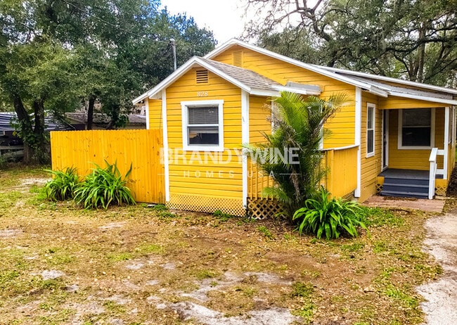828 E 145th Ave in Tampa, FL - Foto de edificio - Building Photo
