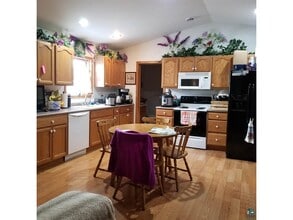 1531 Cloquet Ave, Unit 2 Bedroom Upstairs in Cloquet, MN - Building Photo - Building Photo