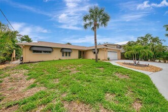 4946 Commonwealth Dr in Siesta Key, FL - Building Photo - Building Photo