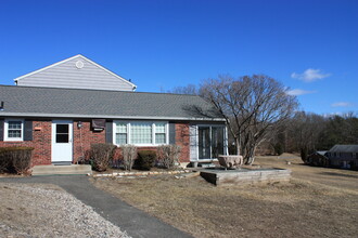 86 Old Farms Ln in New Milford, CT - Building Photo - Building Photo