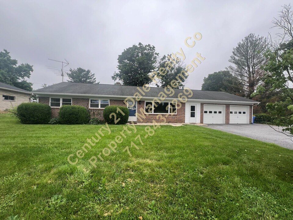 4910 Harmony Grove Rd in Dover, PA - Building Photo