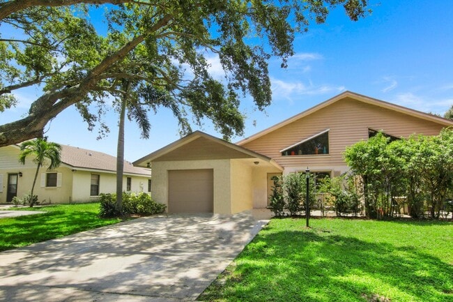 2046 Cove Ln in North Palm Beach, FL - Foto de edificio - Building Photo