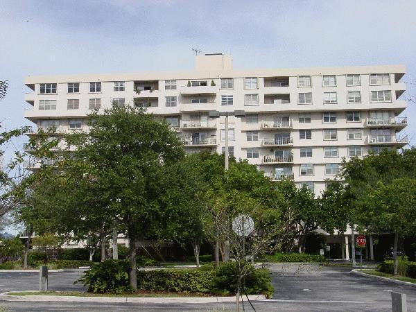 Runaway Bay Condominium in Fort Lauderdale, FL - Foto de edificio - Building Photo