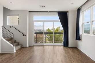 2753 Waverly Dr in Los Angeles, CA - Foto de edificio - Building Photo