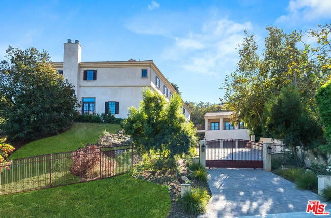 17390 Tramonto Dr in Los Angeles, CA - Building Photo - Building Photo