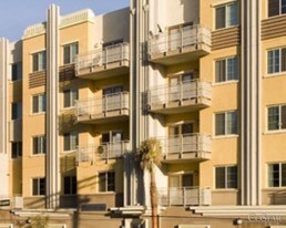 Villas Del Lago in Los Angeles, CA - Building Photo