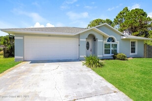 250 Bayshore Ave NW in Palm Bay, FL - Building Photo