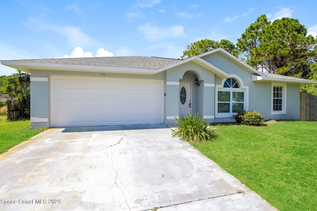 250 Bayshore Ave NW in Palm Bay, FL - Building Photo