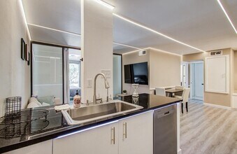 4641 Wild Indigo St in Houston, TX - Foto de edificio - Building Photo