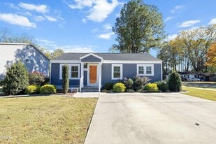 209 S Walnut St in Princeton, NC - Building Photo