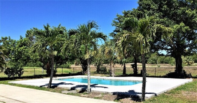 4236 Country Club Blvd in Cape Coral, FL - Building Photo - Building Photo