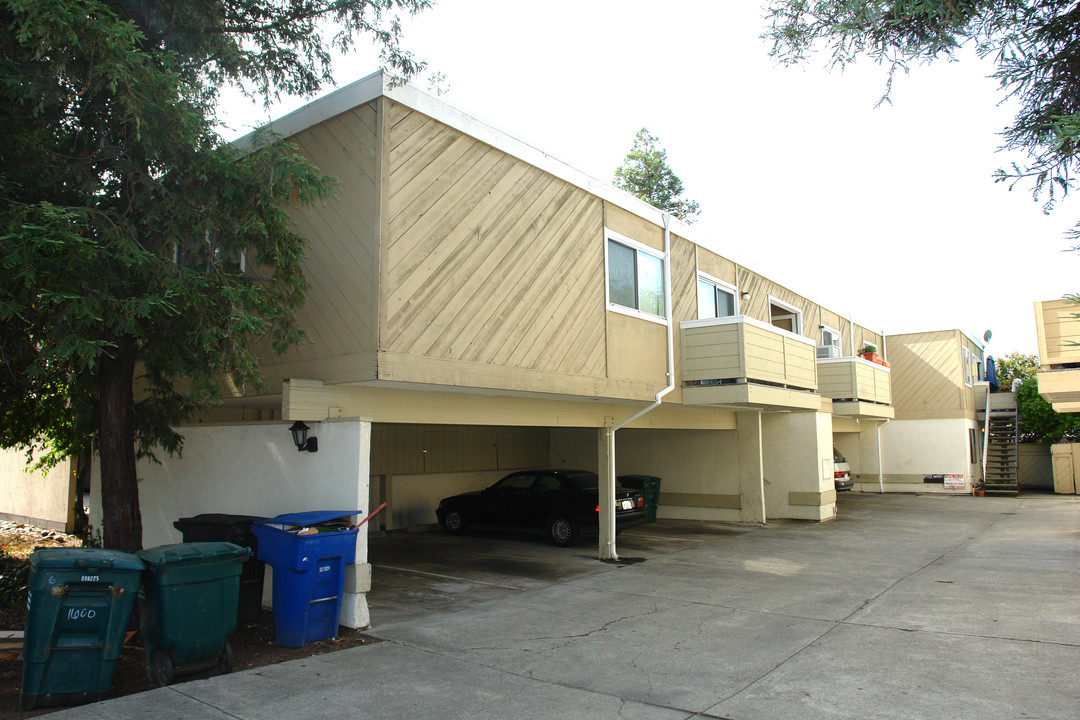 1600-1656 Broadway St in Concord, CA - Building Photo