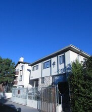 5843 Willoughby Avenue, in Los Angeles, CA - Foto de edificio - Building Photo