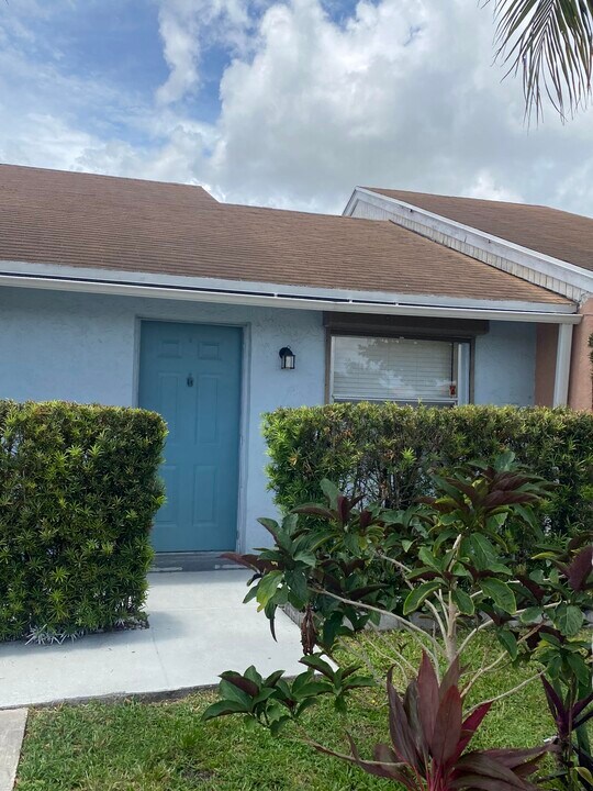 5653 Barnstead Cir in Greenacres, FL - Building Photo