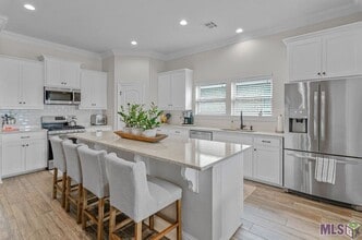 657 Beaumont Dr in Gonzales, LA - Building Photo - Building Photo