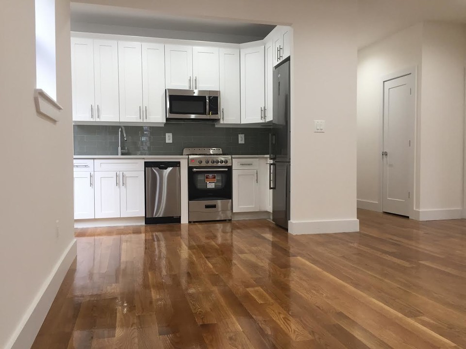 309 W 121st St in New York, NY - Building Photo