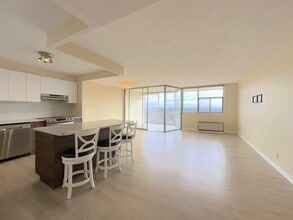 2760 Carousel Crescent in Ottawa, ON - Building Photo - Building Photo