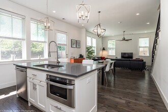 306 NW H St in Bentonville, AR - Foto de edificio - Building Photo