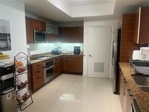 3330 NE 190th St in Aventura, FL - Foto de edificio - Building Photo