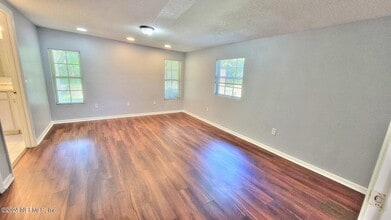 10610 Ithaca Dr in Jacksonville, FL - Building Photo - Building Photo