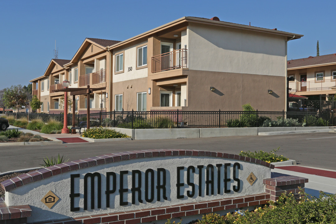 Emperor Estates in Dinuba, CA - Foto de edificio