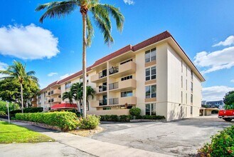 1000 Spanish River Rd in Boca Raton, FL - Building Photo - Building Photo