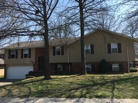 1206 Woodbridge St in Collinsville, IL - Building Photo