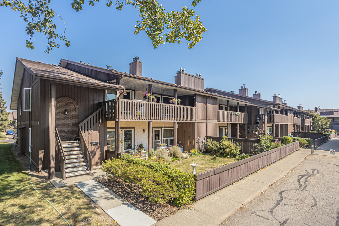 Surrey Gardens in Edmonton, AB - Building Photo