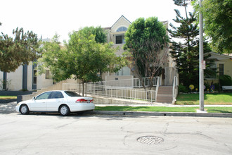 437 E Cedar Ave in Burbank, CA - Foto de edificio - Building Photo