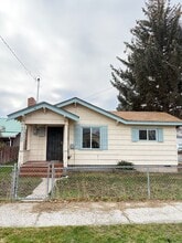 2002 Wantland Ave in Klamath Falls, OR - Building Photo - Building Photo