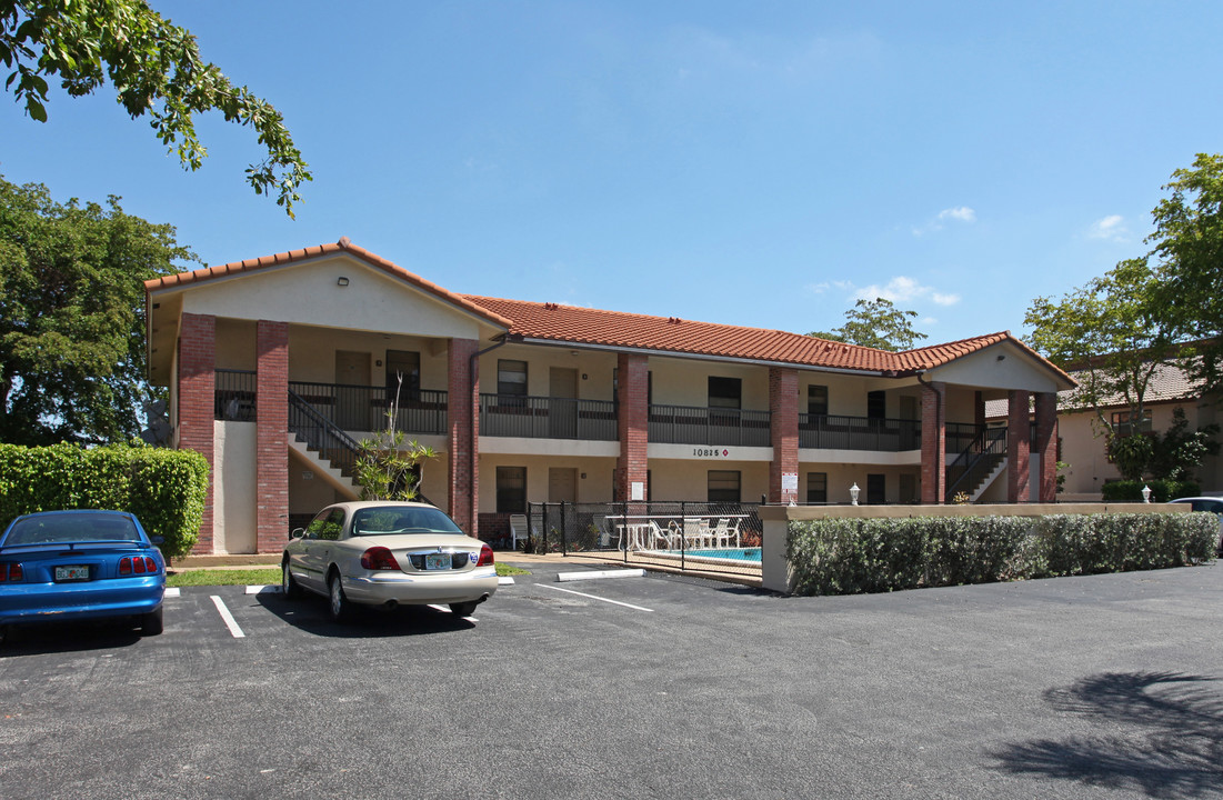 Country Club Apartments in Coral Springs, FL - Foto de edificio