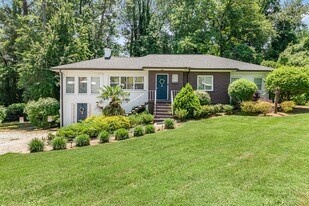 2100 Cascade Rd in Atlanta, GA - Building Photo