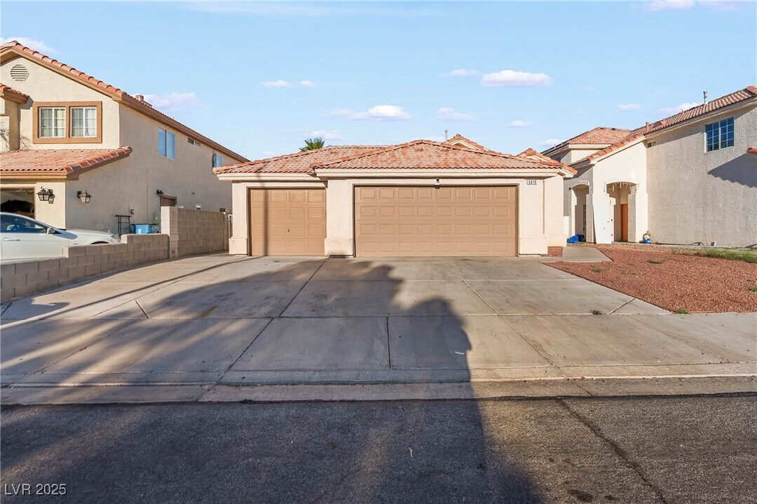 5616 Royal Castle Ln in Las Vegas, NV - Building Photo