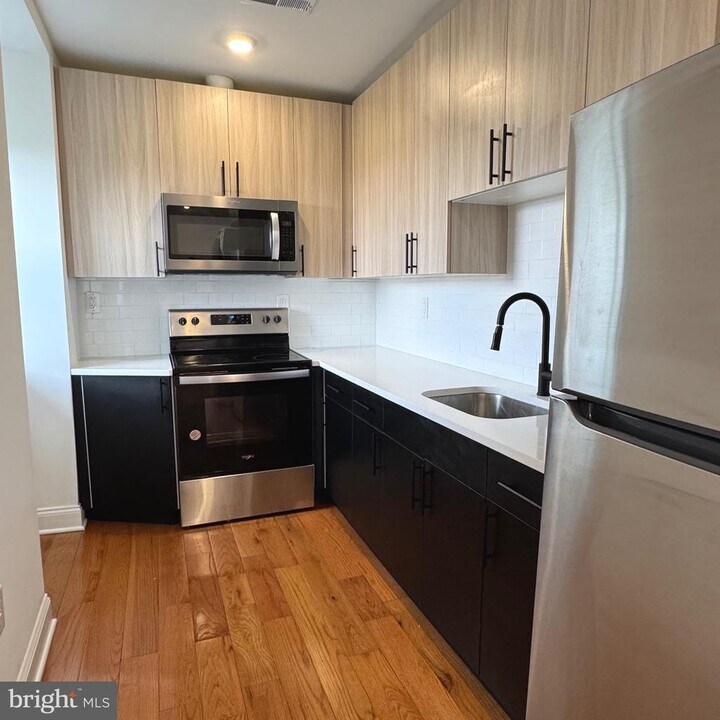 4126 Parkside Ave in Philadelphia, PA - Building Photo