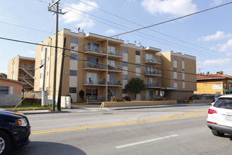 Sunset Bay Apartments in Hialeah, FL - Building Photo - Building Photo