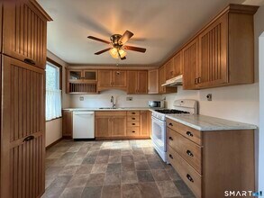 218 Melville Ave in Fairfield, CT - Building Photo - Building Photo