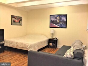 170 Grape St in Philadelphia, PA - Building Photo - Building Photo