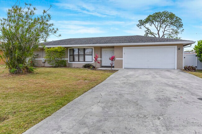 1168 SE Clifton Ln in Port St. Lucie, FL - Building Photo - Building Photo