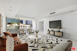 1100 Alta Loma Rd in West Hollywood, CA - Building Photo